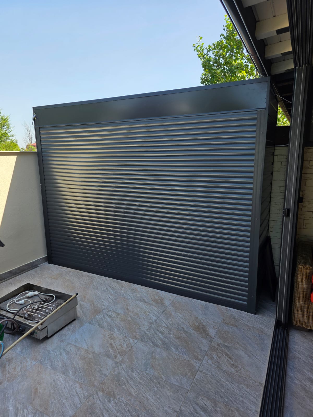 Barbeque Box deschis, zona de gatit - poza reala